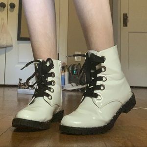 Hot Topic Zip Up Combat Boots. Size 7. White.
